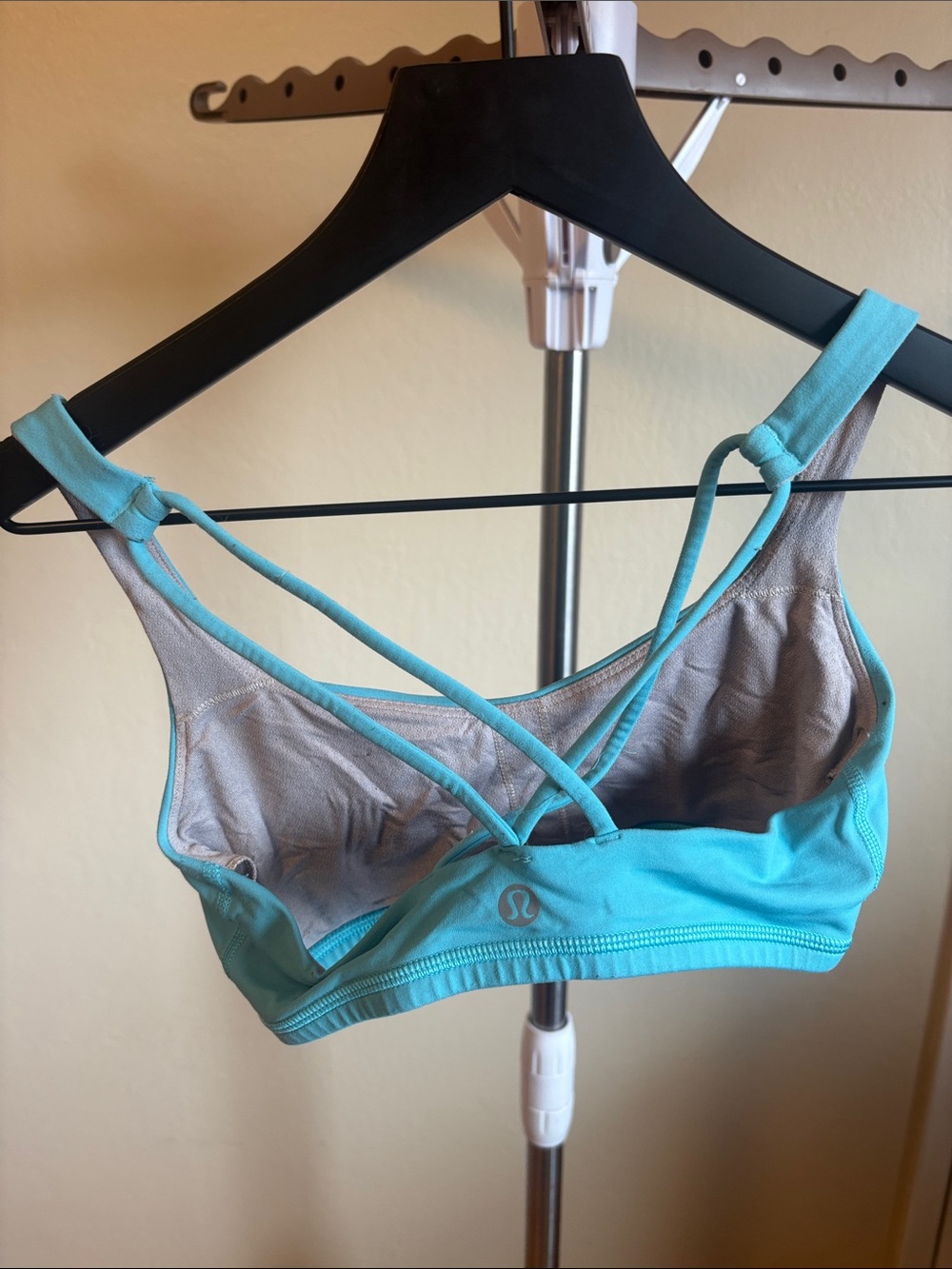 lululemon yoga / sports bra size 4 lightly worn